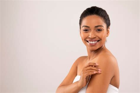 Premium Photo Sensual Attractive African Woman Touching Her Naked Shoulder And Smiling