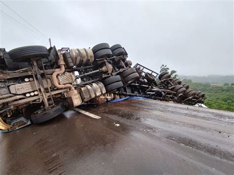 Carreta Tomba Na Br Em Marques De Souza