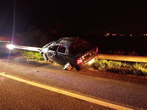 Motorista Fica Ferido Ap S Capotar Carro Em Rodovia De Assis Bauru E