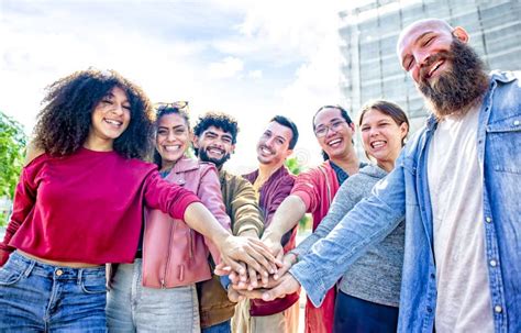 Retrato De Feliz Y Diverso Grupo Grande De Amigos Multiculturales