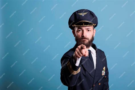 aviateur davion serieux pointant vers la camera avec le doigt