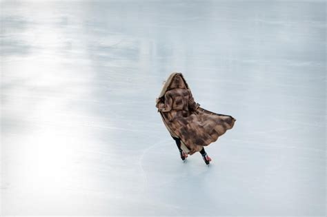 Patinadora Art Stica Sobre Hielo La Ni A Est Patinando Hielo Bajo El