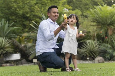 Fam Lia Malaio No Parque Recreacional Que Tem O Divertimento Foto De