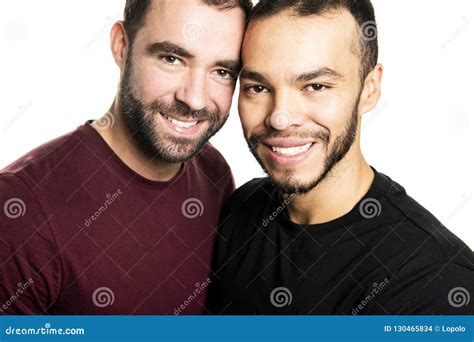 Los Pares Gay De Los Homosexuales Jovenes Se Aman En Un Fondo Blanco Foto De Archivo Imagen De