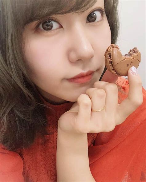 門脇佳奈子さんのインスタグラム写真 門脇佳奈子instagram「⭐️ マカロン食べたすぎるので、マカロンとの写メを載せます😤