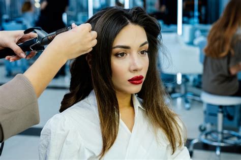 Premium Photo Beautiful Brunette Woman In A Beauty Salon