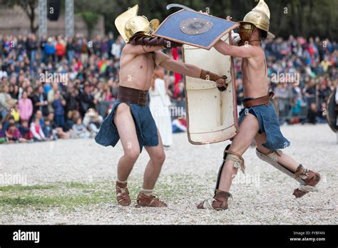 Gladiators ancient rome Fotos und Bildmaterial in hoher Auflösung Alamy