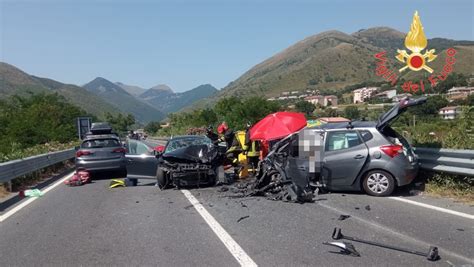 Incidente Stradale A Tortora Tragico Il Bilancio Un Morto E Cinque I