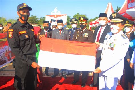 Sempena HUT RI Ke 77 Tahun Bupati Rohul Bagikan 10 Ribu Bendera Merah