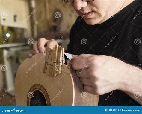 El Proceso De Hacer Un Corte En La Guitarra Cl Sica Imagen De Archivo