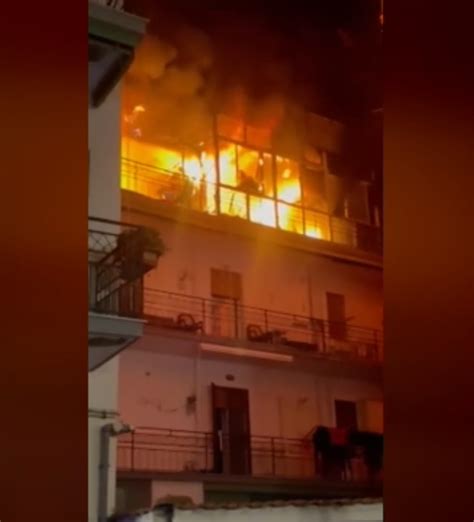 Avellino Il Miracolo Di Un Anziano Si Salva Dalla Sua Casa Andata In