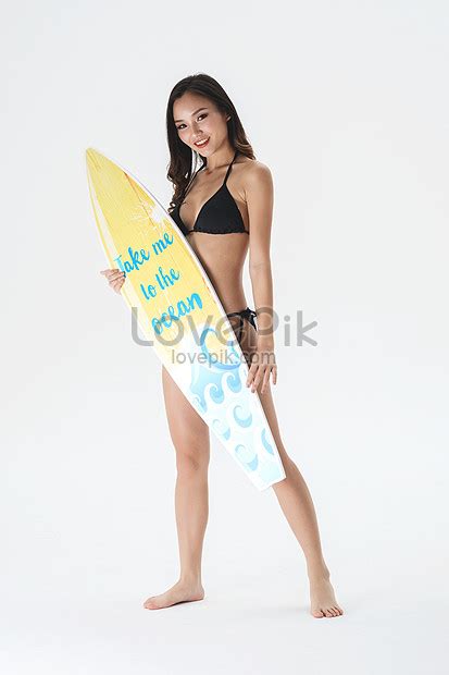 Hermosa Mujer En Bikini Negro Sosteniendo Una Tabla De Surf Foto