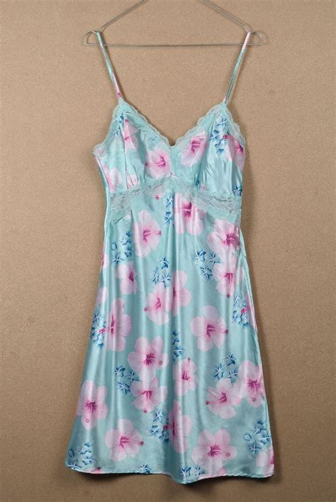 Se produkter som liknar Vintage Lingerie blommig r på Tradera 656933258