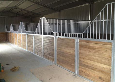 Luxury Portable Horse Box Stalls , Manual Welding Metal Galvanized Horse Panels