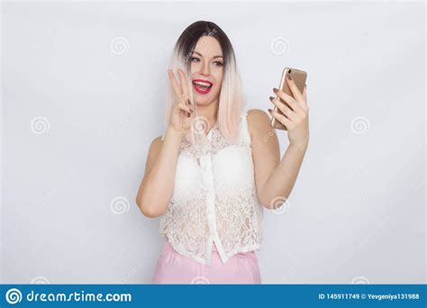 Telefone Celular Louro Da Terra Arrendada Da Mulher Imagem De Stock