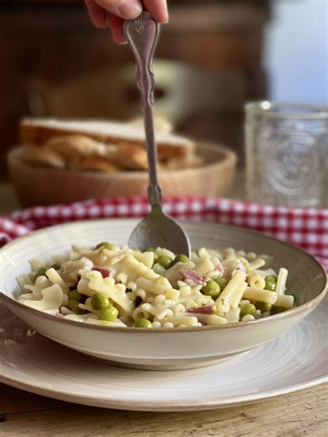 Pasta e piselli è un primo piatto della tradizione napoletana