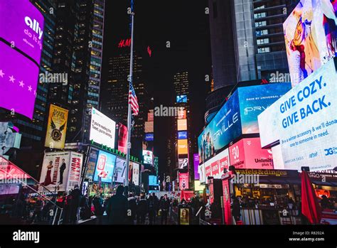 Billboards Night New York Hi Res Stock Photography And Images Alamy