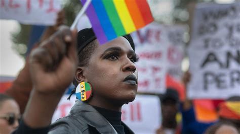 Ugandas neues Anti LGBTQ Gesetz 20 Jähriger wegen schwerer