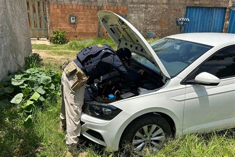 PRF recupera carro roubado no DF em Luziânia mas motorista foge a pé