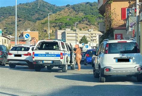 Messina Donna Cammina Nuda In Strada