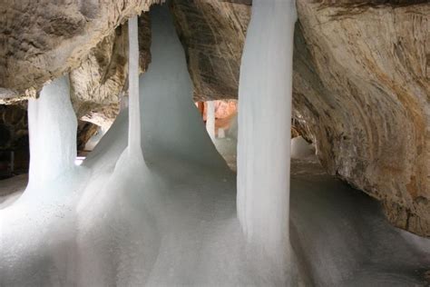 Demanova Ice Cave Cascadas