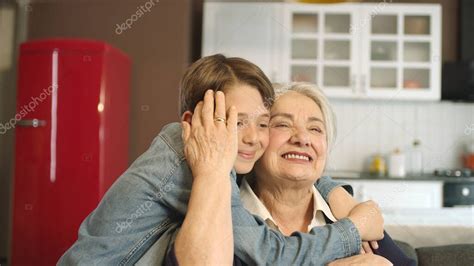 El niño que vino a visitar a su abuela La linda anciana estaba muy