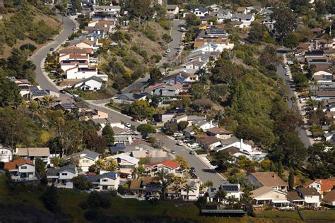 Realty agent salary trends shift as the housing market cools 22