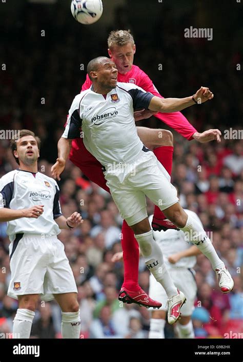 Liverpool S Peter Crouch And West Ham United S Daniel Gabbidon Stock