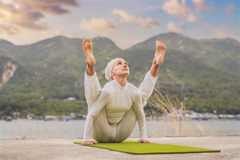 Kundalini Yoga Mujer En Ropa Blanca Y Turbante Practica Yoga Kundalini