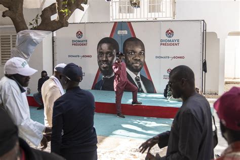 Sénégal les partisans de Bassirou Diomaye Faye savourent la victoire