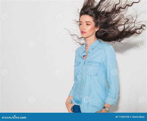 Vista Lateral De Una Mujer Atractiva Joven Con El Pelo Que Agita Foto