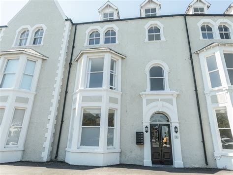 Apartment Modern Open Plan In Llandudno Has Washer And Parking