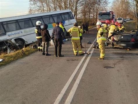 Pow zamojski W Zalesiu osobówka uderzyła w szkolny autobus Nie żyje