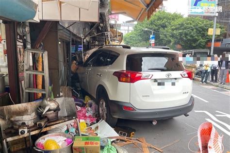 霞海城隍廟旁傳車禍 轎車撞攤位闆娘送醫 鏡週刊 Mirror Media