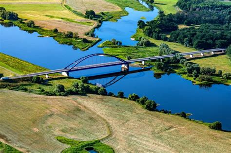 Luftaufnahme Dömitz Flußbrücke Bundesstraße B191 zur Überquerung der