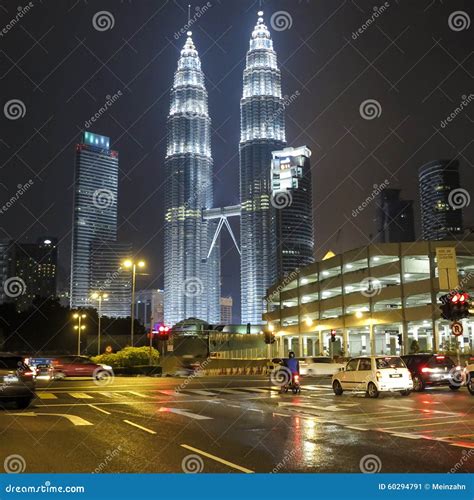 Il Vue De Nuit Des Tours Jumelles De Petronas Au Centre De La Ville De