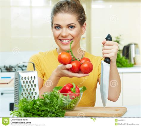 Mujer Que Cocina La Comida Sana En La Cocina Foto De Archivo Imagen