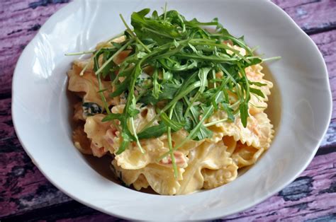 Makaron Farfalle Z Pomidorami Rukol W Sosie Winnym Z Mascarpone