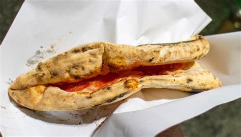 Pizza A Portafoglio Il Cibo Di Strada Di Napoli Ecco Dove Mangiarla