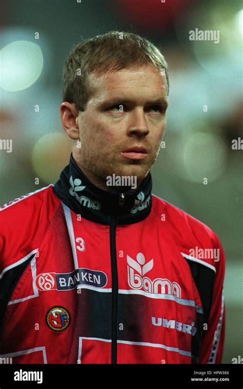 HENNING BERG NORWAY & MANCHESTER UNITED FC 27 February 1998 Stock Photo ...