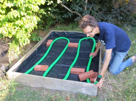 J ai intégré une réserve d eau à mon potager en carré PotagerDurable