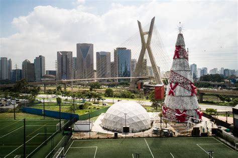 Tradicional árvore de Natal de São Paulo no Complexo Parque Estaiada