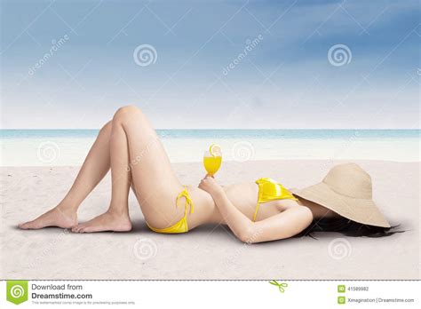 Sexy Frau Im Bikini Der Auf Strand Sich Entspannt Stockfoto Bild von rücksortierung lügen