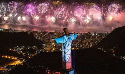 Cristo Recebe Ilumina O Especial Durante Queima De Fogos De Copacabana