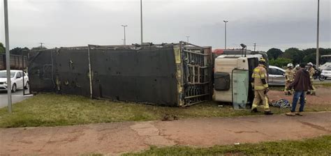 Caminh O Carregado Frangos Tomba Em Rodovia Ap S Acidente No Df