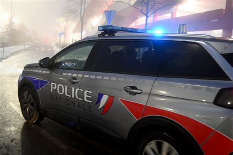 Métropole de Lyon Il grille des feux rouge et roule sur la bande d