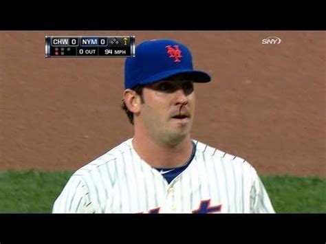 Matt Harvey pitching with a bloody nose : baseball