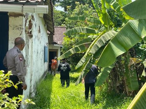 Kakek Tahun Di Sidoarjo Ditemukan Membusuk Di Rumahnya