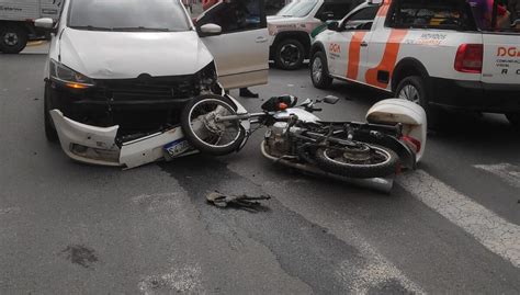 Motociclista sofre ferimentos graves em colisão frontal carro