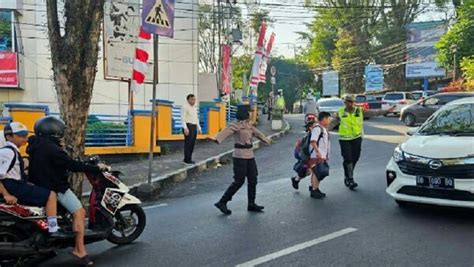 Sambut Hari Jadi Ke 75 Ratusan Polwan Polda Sulut Turun Ke Jalan Atur